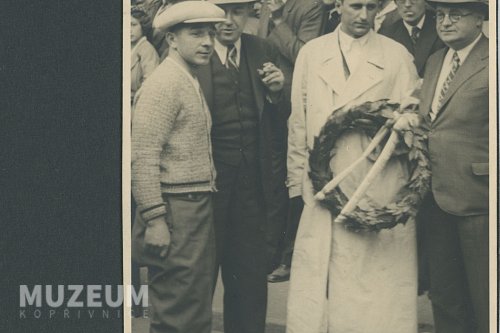 Hans Ledwinka před sídlem Autoklubu ČSR Praha v roce 1934